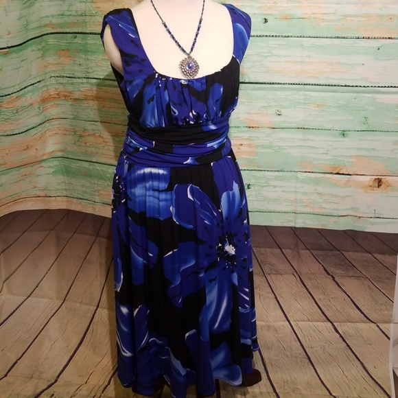 Maggy London Dresses & Skirts - Maggie London blue flower dress